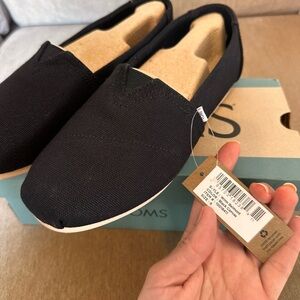 NWT TOMS Belmont Black Canvas Slip On